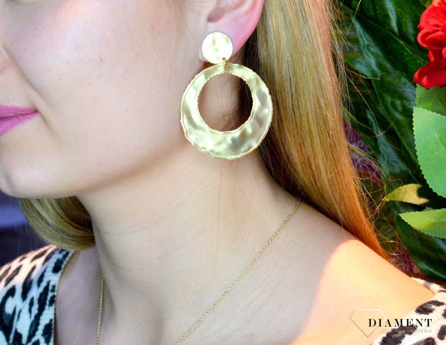 Kolczyki srebrne okrągłe gniecione blaszki pozłacane OR AQ H4180229. Srebrne kolczyki okrągłe w pozłoceniu żółtego złota to ponadczasowa biżuteria 💎. Biżuteria idealna na prezent 💎. Modne kolczyki blaszki gniecione są.jpg